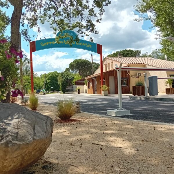 Entrée du camping Domaine de Gaujac dans le Gard en Occitanie