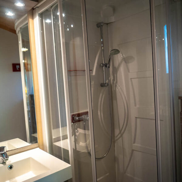 Salle de bain du Camping de Briange proche de la grotte chauvet en Ardèche