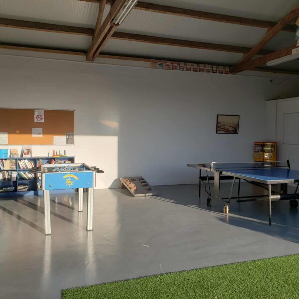 Salle commune du Camping Les Cognets à Dragey-Ronthon dans la Manche