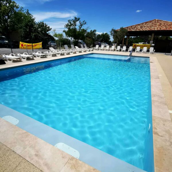 Piscine du Camping les Lavandes Valensol à Valensol dans les Alpes-de-Haute-Provence
