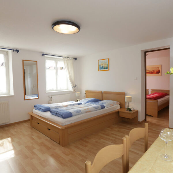 Chambre avec lit double des Chambres d'hôtes chez le Vigneron à Saint-Hippolyte dans le Haut-Rhin