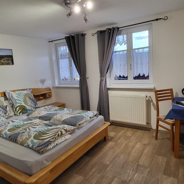 Chambre avec lit double des Chambres d'hôtes chez le Vigneron à Saint-Hippolyte dans le Haut-Rhin