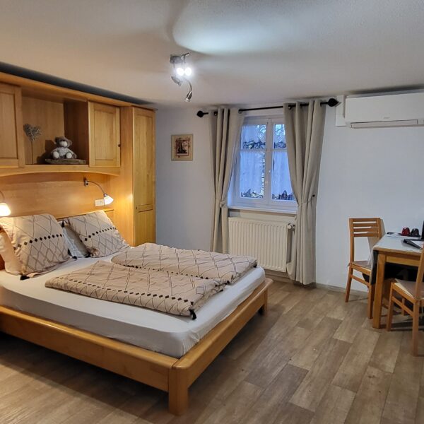 Chambre avec lit double des Chambres d'hôtes chez le Vigneron à Saint-Hippolyte dans le Haut-Rhin