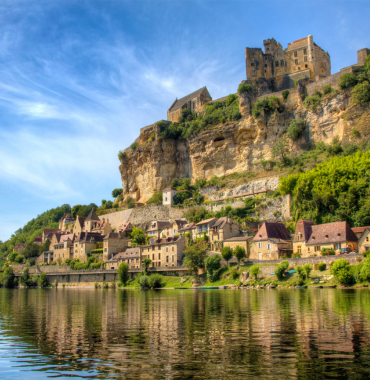 Le Château de Beynac où les animaux sont acceptés, à Beynac-et-Cazenac, en Dordogne, en Nouvelle-Aquitaine