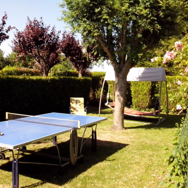 Cour avec table de ping pong du Gîte Les Nymphéas à Crécy-la-Chapelle en Seine-et-Marne