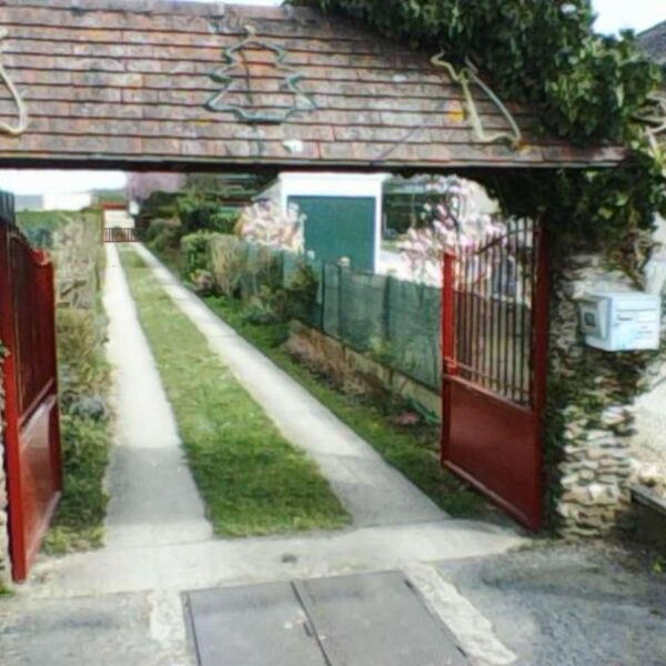 Portail d'entrée du Gîte Les Nymphéas à Crécy-la-Chapelle en Seine-et-Marne