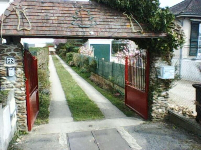 Portail d'entrée du Gîte Les Nymphéas à Crécy-la-Chapelle en Seine-et-Marne