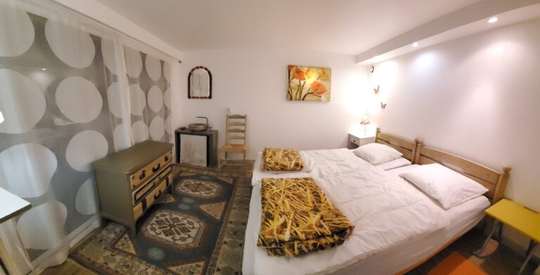 Chambre avec lit double du Gîte Les Nymphéas à Crécy-la-Chapelle en Seine-et-Marne