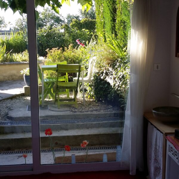 Fenêtre donnant sur salon de jardin du Gîte Les Nymphéas à Crécy-la-Chapelle en Seine-et-Marne