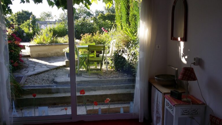 Fenêtre donnant sur salon de jardin du Gîte Les Nymphéas à Crécy-la-Chapelle en Seine-et-Marne