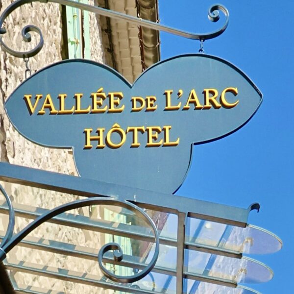 Enseigne de l'Hôtel de la Vallée de l'Arc 3* près d'Aix-en-Provence (13)