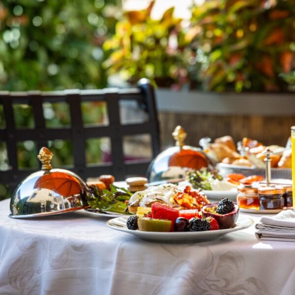 Repas en extérieur de l'Hôtel Le Cep à Beaune en Côte d'Or