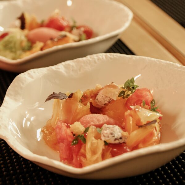 Plat du restaurant gastronomique étoilé de l'hôtel Le Manoir du Lys en Normandie dans l'Orne