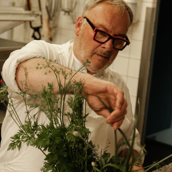 Chef 2toilé au restaurant gastronomique de l'hôtel Le Manoir du Lys en Normandie dans l'Orne