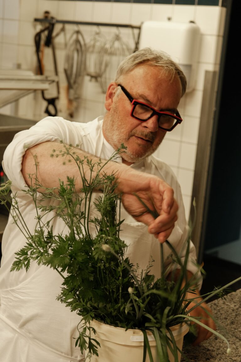 Chef 2toilé au restaurant gastronomique de l'hôtel Le Manoir du Lys en Normandie dans l'Orne