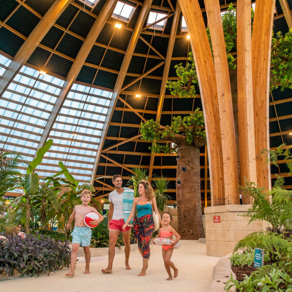 Intérieur du parc aquatique du Domaine Les Ormes à Dol-de-Bretagne en Ille-et-Vilaine