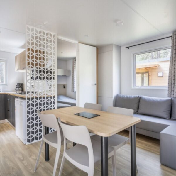 Pièce à vivre d'un mobil-home du camping Domaine de Gaujac dans le Gard en Occitanie
