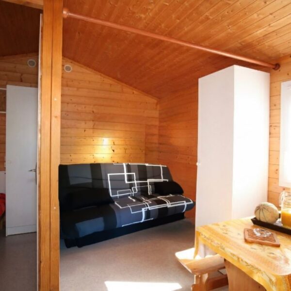 Intérieur d'un mobil-home du camping Domaine de Gaujac dans le Gard en Occitanie