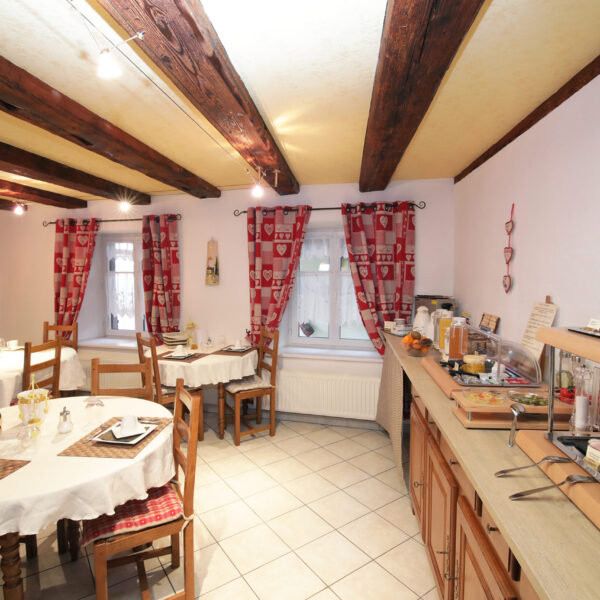 Salle de restauration avec buffet et tables des Chambres d'hôtes chez le Vigneron à Saint-Hippolyte dans le Haut-Rhin