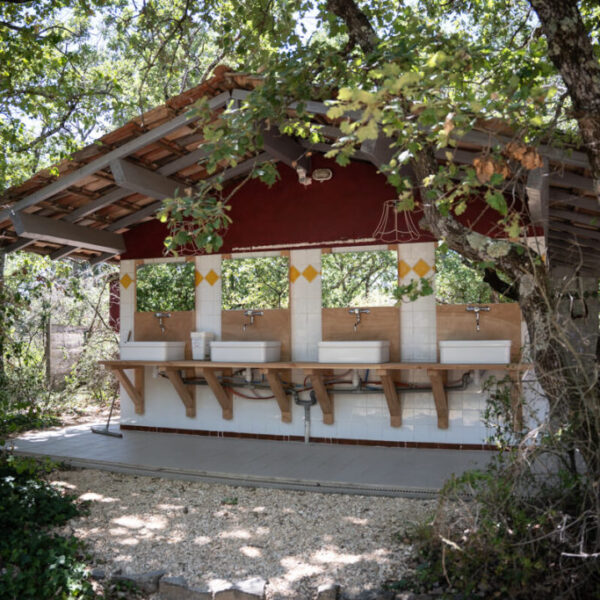 Partie commune du Camping de Briange proche de la grotte chauvet en Ardèche