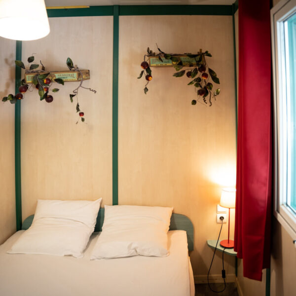 Chambre du Camping de Briange proche de la grotte chauvet en Ardèche