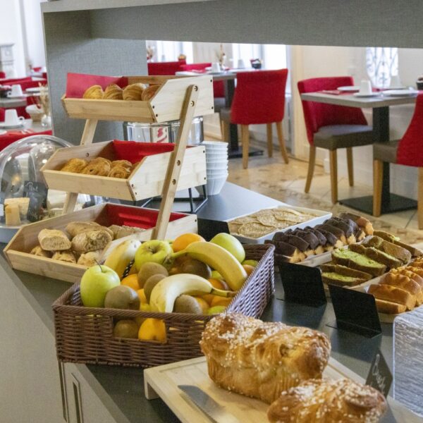 Buffet petit-déjeuner - Hôtel Le Cercle, à Cherbourg-en-Cotentin, dans la Manche, en Normandie
