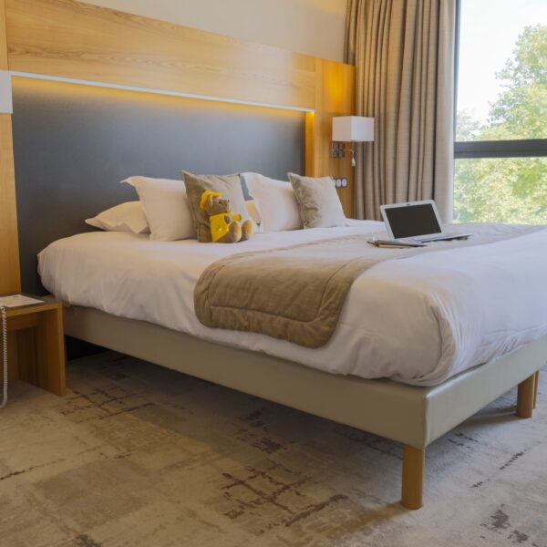 Chambre de l'Hôtel Le Cercle, à Cherbourg-en-Cotentin, dans la Manche, en Normandie