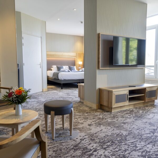 Chambre cosy avec salon à l'Hôtel Le Cercle, à Cherbourg-en-Cotentin, dans la Manche, en Normandie