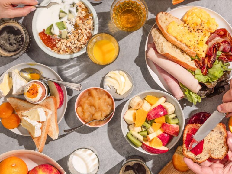 Buffet gourmand de petit déjeuner à l'Hôtel Ibis Nantes Centre Tour Bretagne en Loire Atlantique