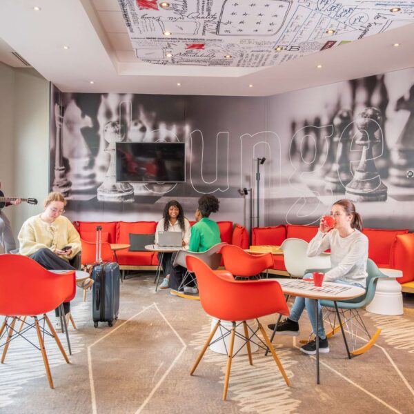 Salon de l'Hôtel Ibis Nantes Centre Tour Bretagne en Loire Atlantique