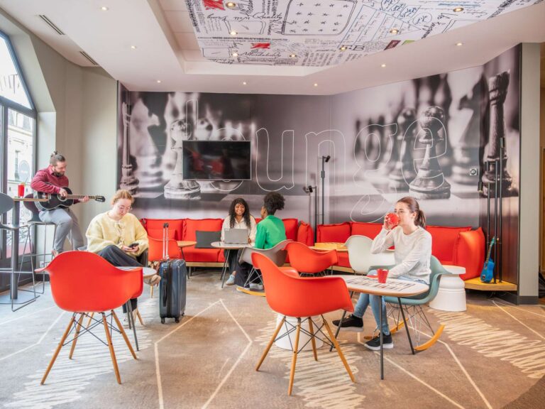 Salon de l'Hôtel Ibis Nantes Centre Tour Bretagne en Loire Atlantique