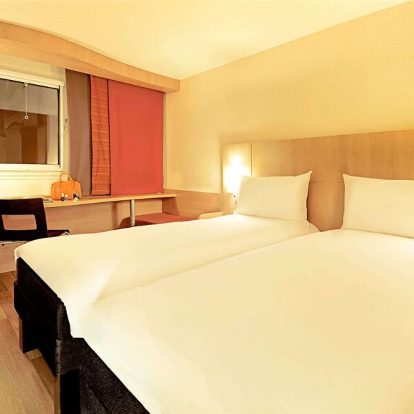 Chambre avec 2 lits simples à l'Hôtel Ibis Nantes Centre Tour Bretagne en Loire Atlantique
