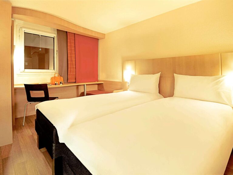 Chambre avec 2 lits simples à l'Hôtel Ibis Nantes Centre Tour Bretagne en Loire Atlantique