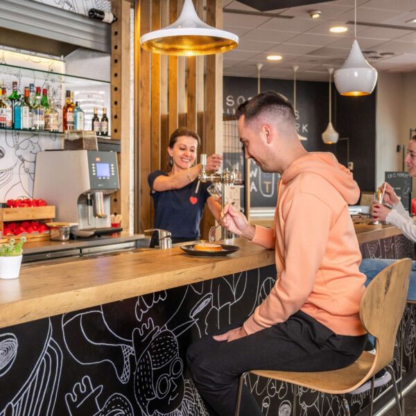 Moment convivial au bar de l'Hôtel Ibis Nantes Centre Tour Bretagne en Loire Atlantique