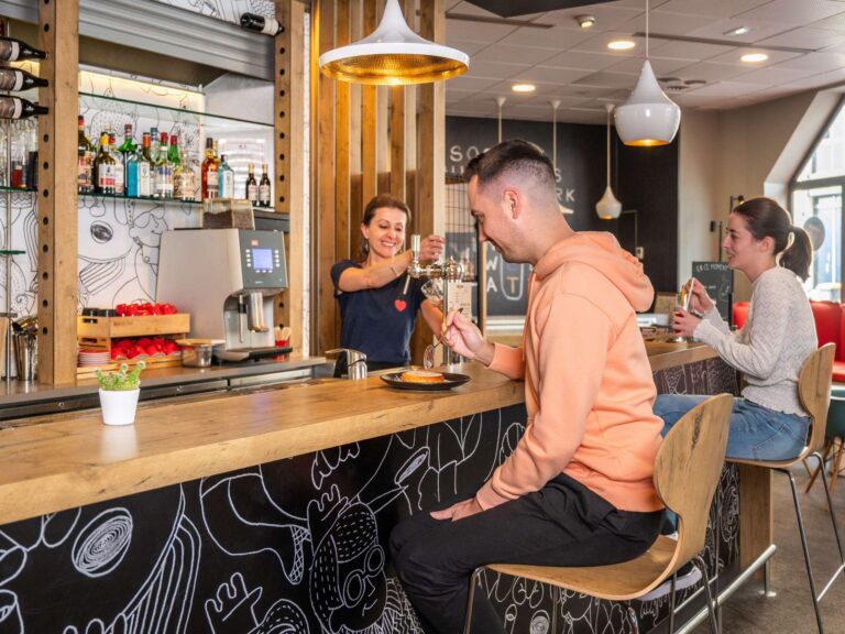 Moment convivial au bar de l'Hôtel Ibis Nantes Centre Tour Bretagne en Loire Atlantique