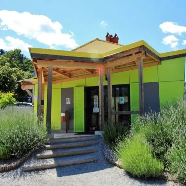Sanitaires du Camping Lou Gourdan dans les Alpes-Maritimes, à Puget-Théniers