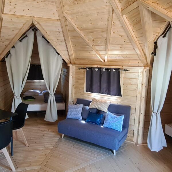 Intérieur d'une cabane du camping Figurotta 3* près de Narbonne dans l'Aude