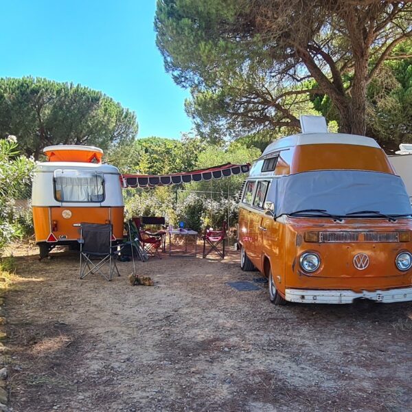 Emplacement avec caravanes au camping Figurotta 3* près de Narbonne dans l'Aude
