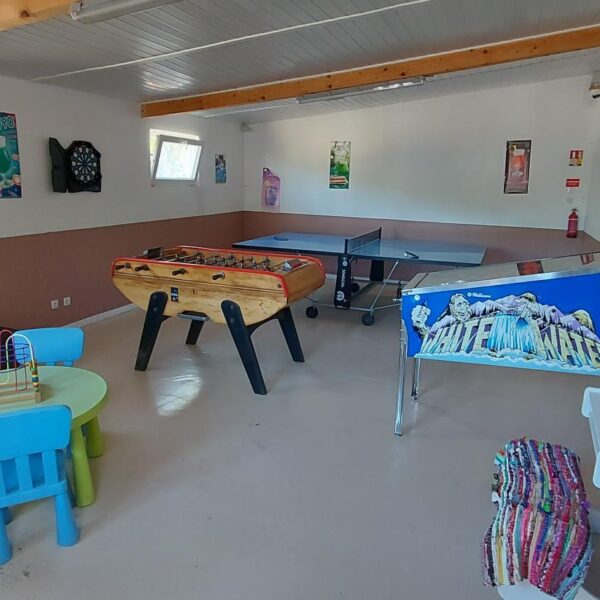 Salle de jeux intérieur avec billard au camping Figurotta 3* près de Narbonne dans l'Aude