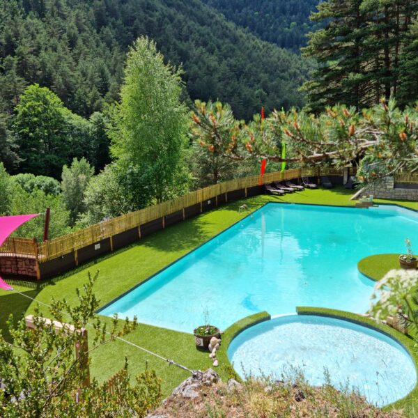 piscine chauffée du Camping le Capelan en Lozère au coeur des Cévennes dans les Gorges du Tarn à Meyrueis