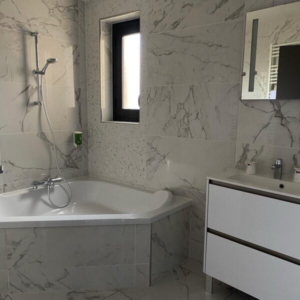 Salle-de-bain avec douche et baignoire dans chaque chambre - Hôtel Le Cercle, à Cherbourg-en-Cotentin, dans la Manche, en Normandie