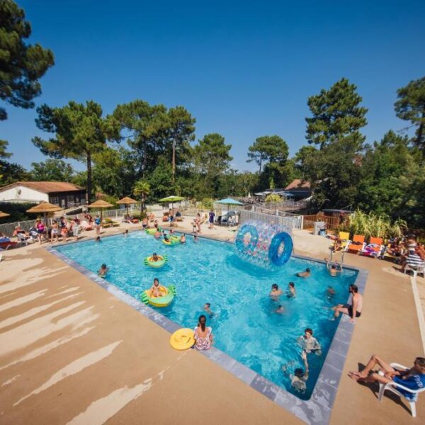 Piscine extérieure du camping Les Pins de la Coubre dans la ville de Les Mathes en Charente-Maritime