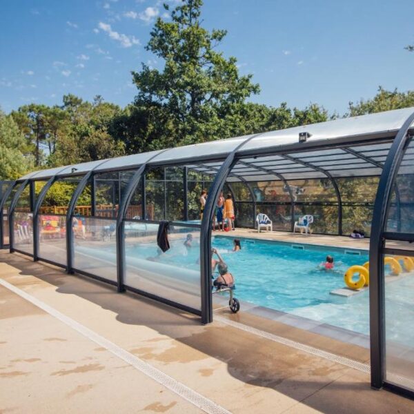 Piscine couverte au camping Les Pins de la Coubre dans la ville de Les Mathes en Charente-Maritime