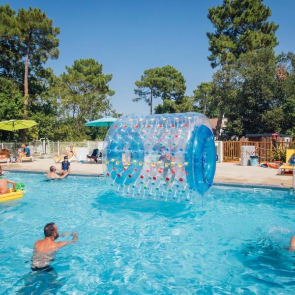piscine extérieure du camping Les Pins de la Coubre dans la ville de Les Mathes en Charente-Maritime