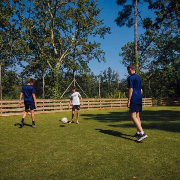Enfant qui jouent au foot au