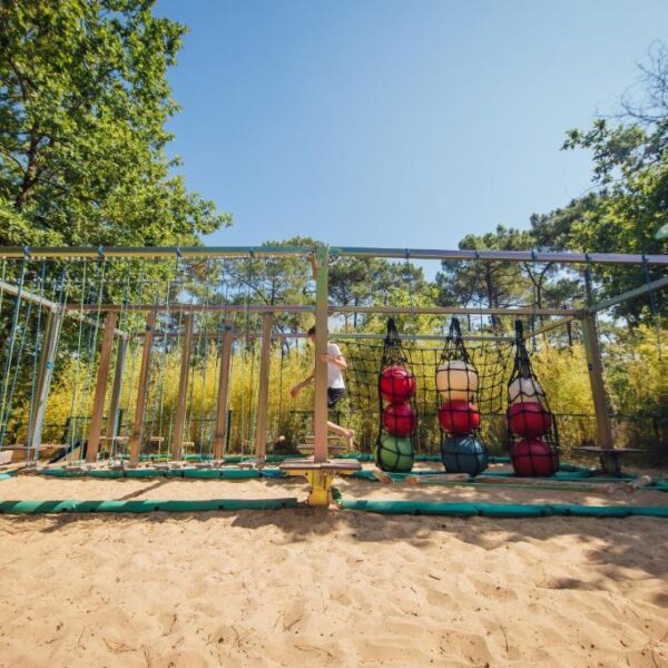 Aire de jeux du camping Les Pins de la Coubre dans la ville de Les Mathes en Charente-Maritime