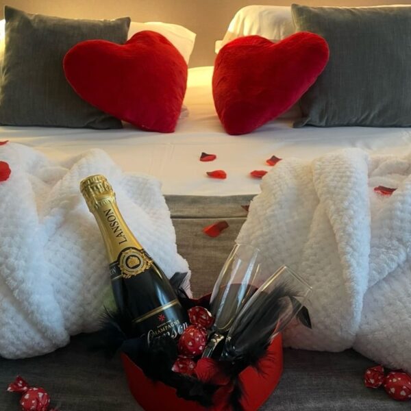 Accueil romantique en chambre - Hôtel Le Cercle, à Cherbourg-en-Cotentin, dans la Manche, en Normandie