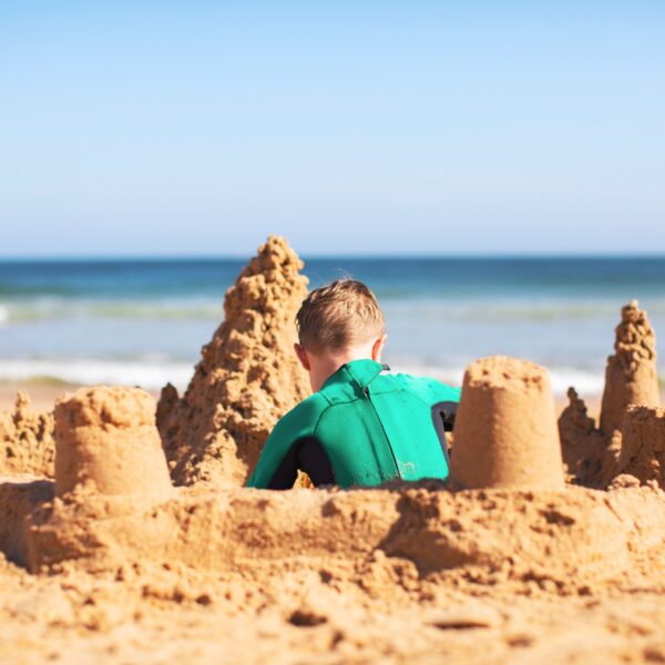 Enfant s'amusant sur la plage du Camping Beau Séjour dans Le Lavandou dans le Var Var