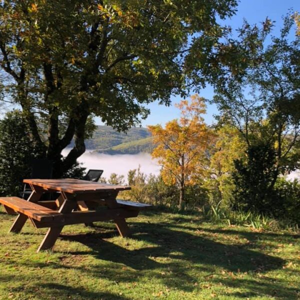table en bois devant le Gîte les Vautours en Aveyron dans le Parc naturel Grands Causses