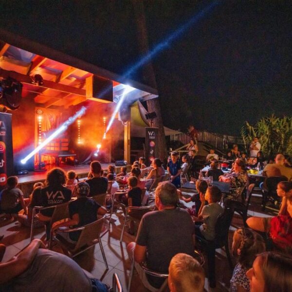 Spectacle nocturne au camping Les Pins de la Coubre dans la ville de Les Mathes en Charente-Maritime